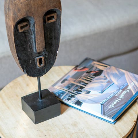 The mask statuette