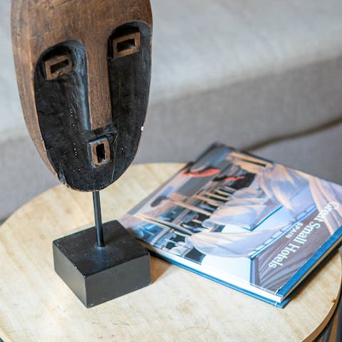 The mask statuette