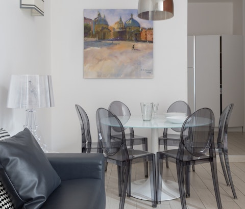 Sit down on the elegant Kartell-style chairs for a lazy brunch