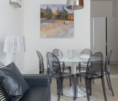 Sit down on the elegant Kartell-style chairs for a lazy brunch