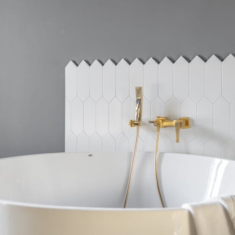 Free-standing bathtubs