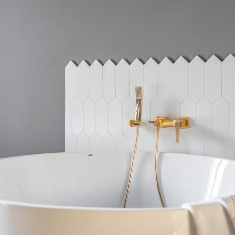 Free-standing bathtubs