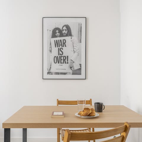 The minimalist dining table