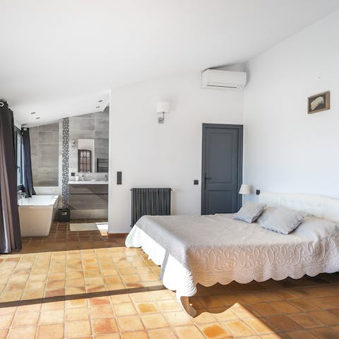 Wake up to sunshine in either of the two main suites, perfect for parents