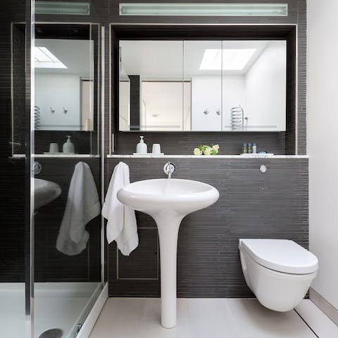Get ready for an evening out in Bloomsbury in the sleek bathroom