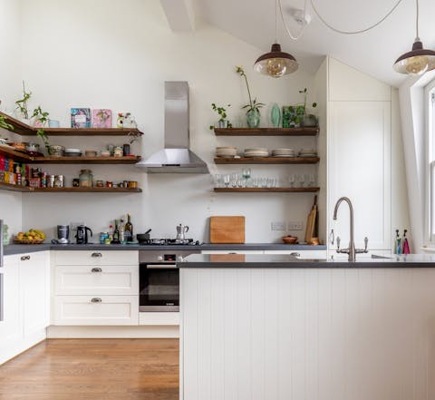 The well-equipped kitchen
