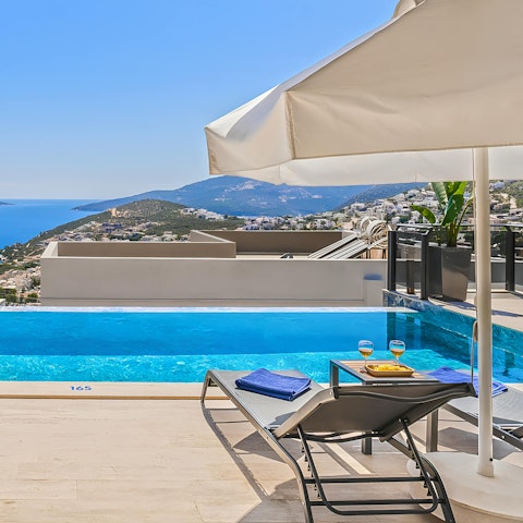 While away the day from beside the infinity pool