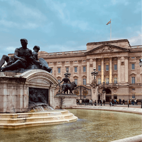 Walk to Buckingham Palace in nineteen minutes