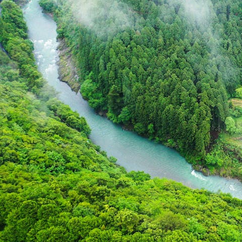 Paddleboard down the Hidagawa River – it's just a stone's throw away