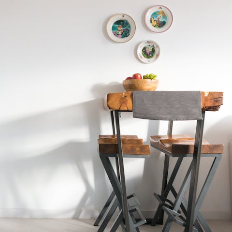 A cute breakfast bar