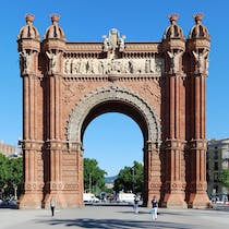 Pay a visit to the Arco de Triunfo