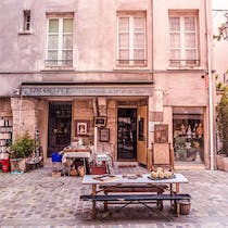 Discover Saint Paul's cobbled courtyards