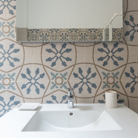 Patterned tiles