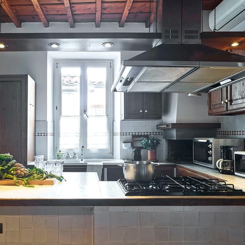 The well-equipped kitchen