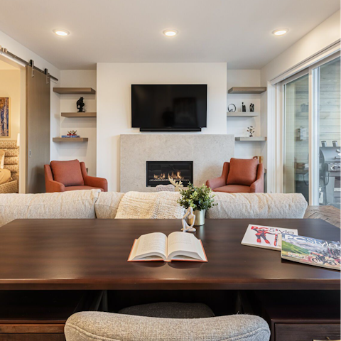 Enjoy après-ski in front of the fireplace