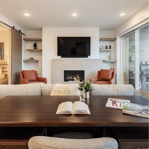 Enjoy après-ski in front of the fireplace