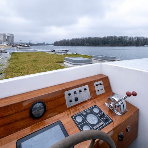 Stay on a houseboat