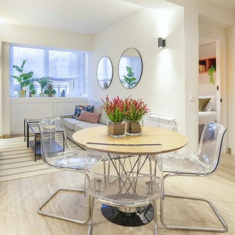 Tuck into breakfast as you fire off emails from the laptop-friendly table