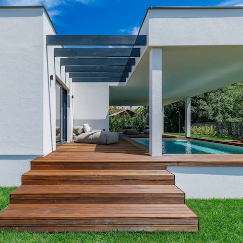 Take a dip in your sun-shaded swimming pool, or sip local wine on the deck