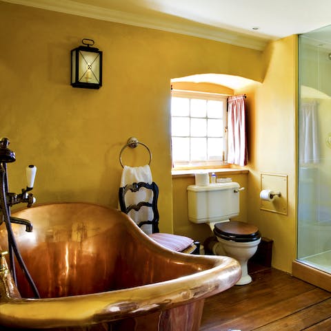 Luxuriate in this copper roll top bath