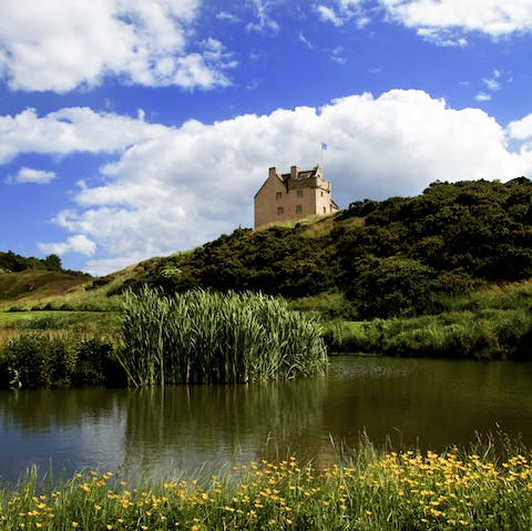 Escape to a rural location, just 18 miles from Edinburgh