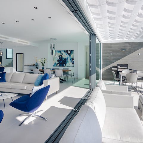 Make the most of the mediterranean sunshine with the indoor-outdoor living room set up