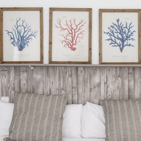 The wood-effect headboard