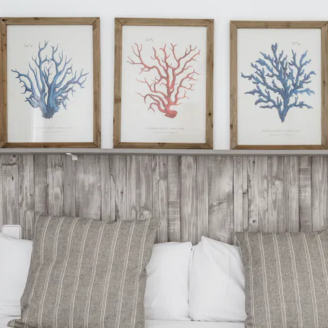 The wood-effect headboard