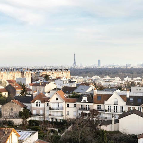 Soak up the skyline from not one, not two, but three private terraces – sightseeing in slippers? Oui, merci.