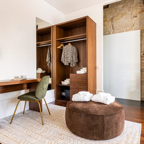 The ensuite workspace & closet