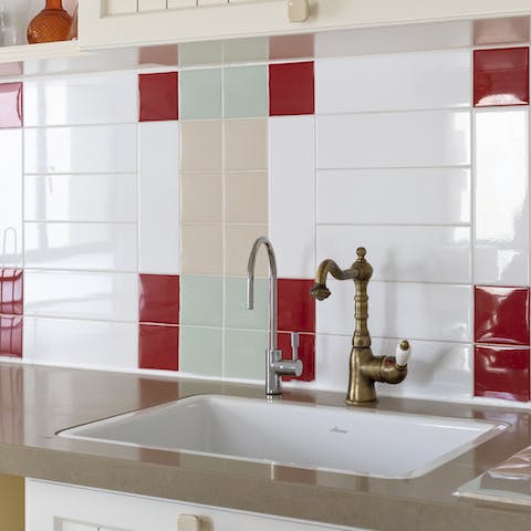 Colourful backsplash in the kitchen