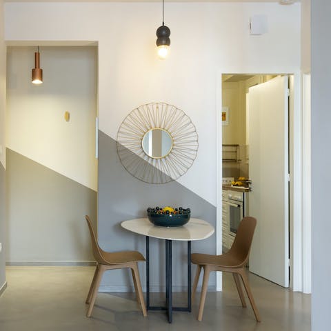 Enjoy a bite to eat at the cosy dining table when you're not out sampling the local restaurant scene
