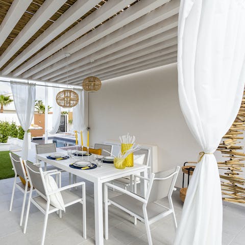 Tuck into tasty Italian pizza and pasta around your alfresco dining set