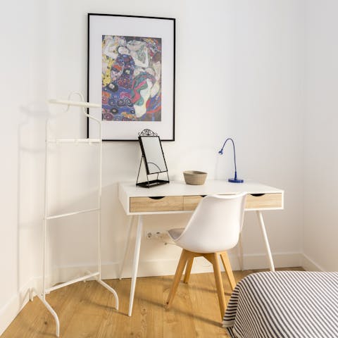 A calm and luminous workspace