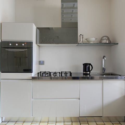 The well-equipped kitchen