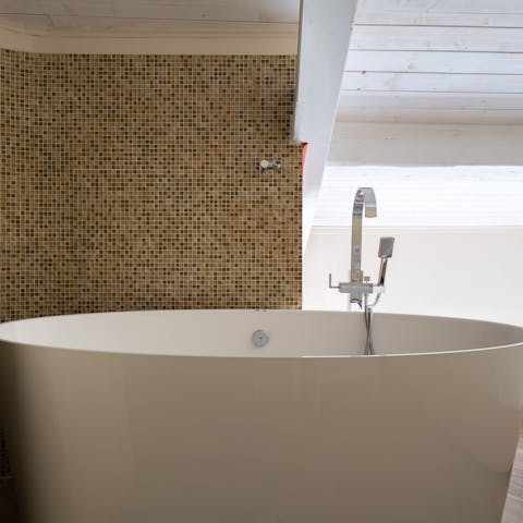 The self-standing ensuite bath