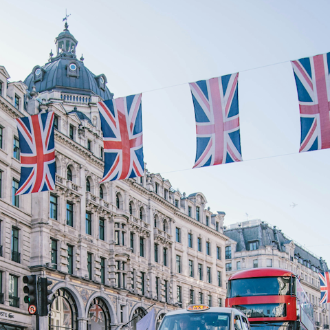 Embrace sightseeing and shopping in central London
