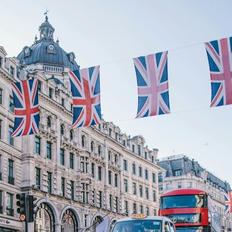 Embrace sightseeing and shopping in central London