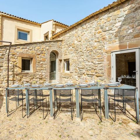 Dine alfresco in the courtyard and enjoy local produce prepared on the barbecue