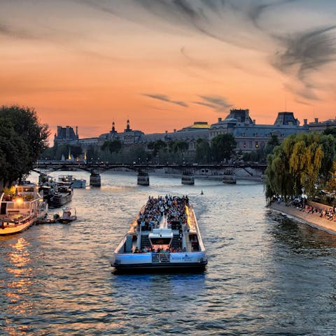 Enjoy a magical sunset boat trip along the Seine