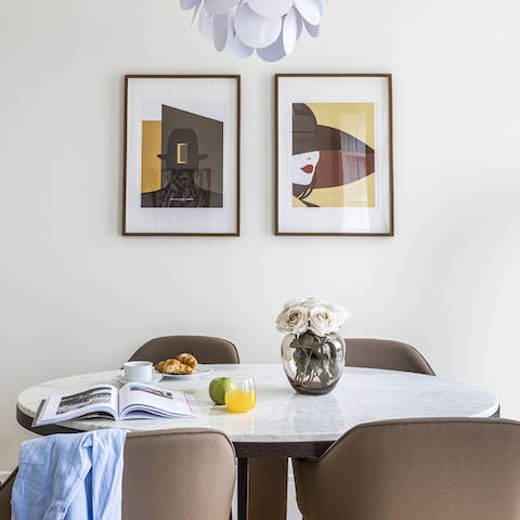 The warm-toned decor