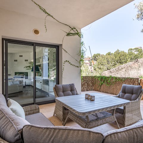 Gather around the sofas for evenings of laughter and carefree conversation