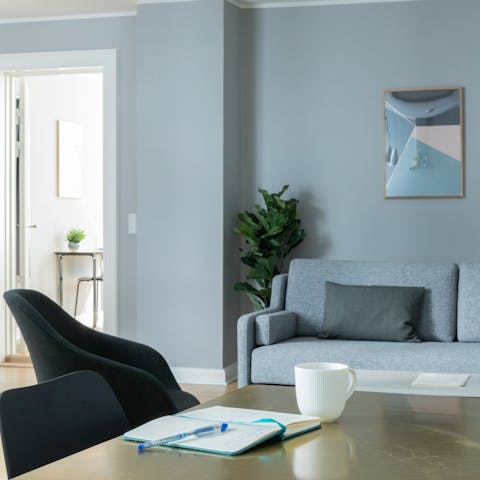 Relax with a cup of coffee and a Danish pastry in the stylish living space