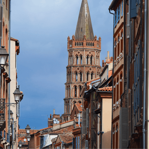 Explore the 'Pink City' on foot from your home just a few metres from Place du Capitole