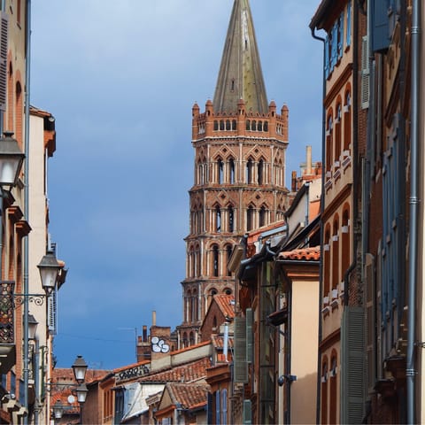 Explore the 'Pink City' on foot from your home just a few metres from Place du Capitole