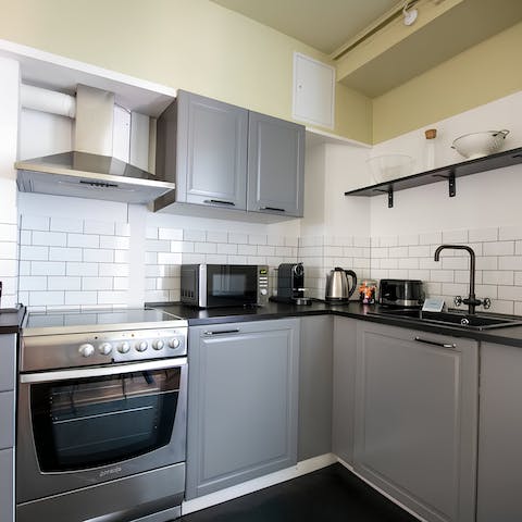 Rustle up æggekage for breakfast in the cosy kitchen