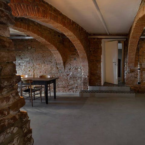 Guests thought this home was in a convenient location, close to restaurants and shops.