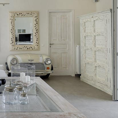 Minimalist decor with a unique twist, like this Mini in the wall