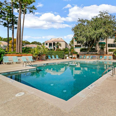 Take advantage of the shared swimming pool