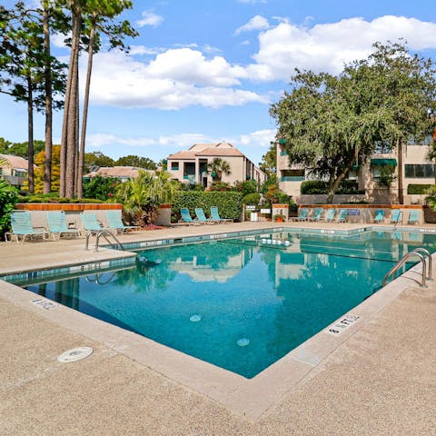 Take advantage of the shared swimming pool